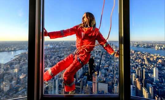 Bikin Geleng Kepala, Jared Leto Mendaki Empire State Building Buat Umumkan Tur Bandnya